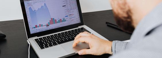 10 Ways Live Chat Reduces Operating Costs (+ Practical Features)